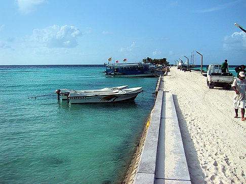 Der weiße Sandstrand der Malediven