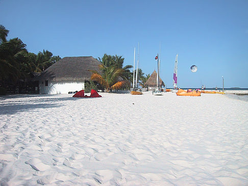 Der weiße Sandstrand der Malediven