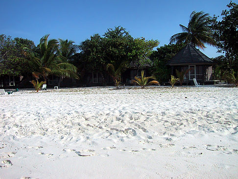 Der weiße Sandstrand der Malediven